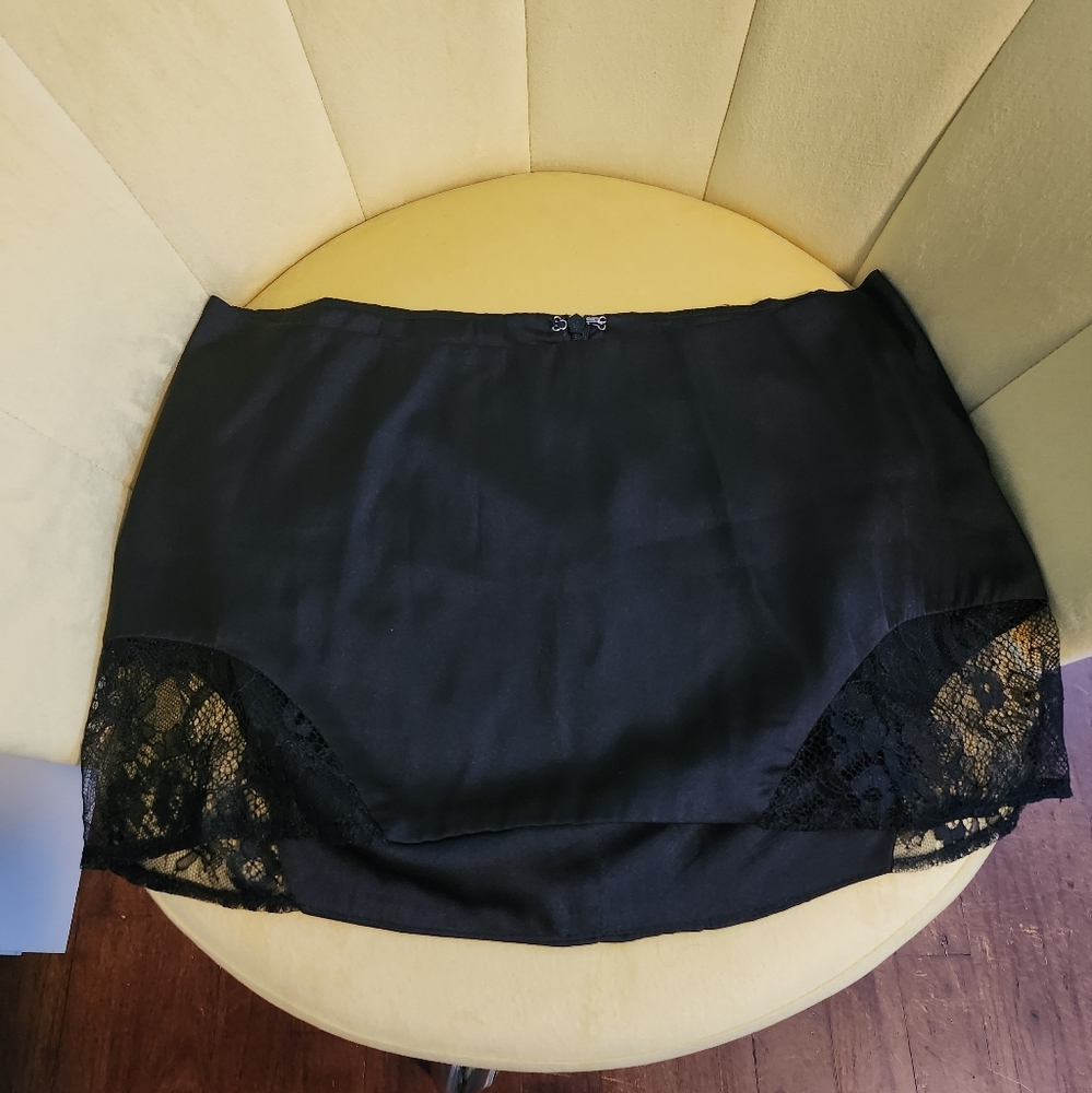 Guizio Lace Garter Mini Skirt in Black